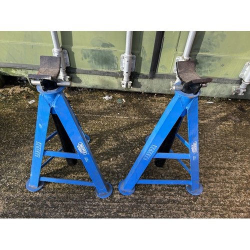 438 - A pair of DRAPER expert 6 ton axle stands 2ft height