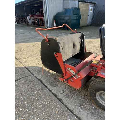 527 - A Westwood t1600 ride on lawn tractor with collecting box. Not Running, Unused for some while