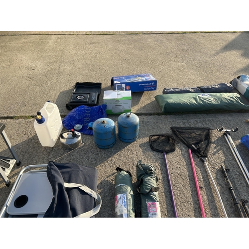 550a - A very large quantity of camping equipment, including picnic bench, folding chairs, stoves, bbq gas,... 