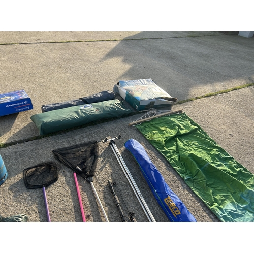 550a - A very large quantity of camping equipment, including picnic bench, folding chairs, stoves, bbq gas,... 