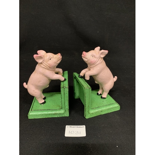 1031 - Pair of cast iron Pig Bookends, height 14 cms