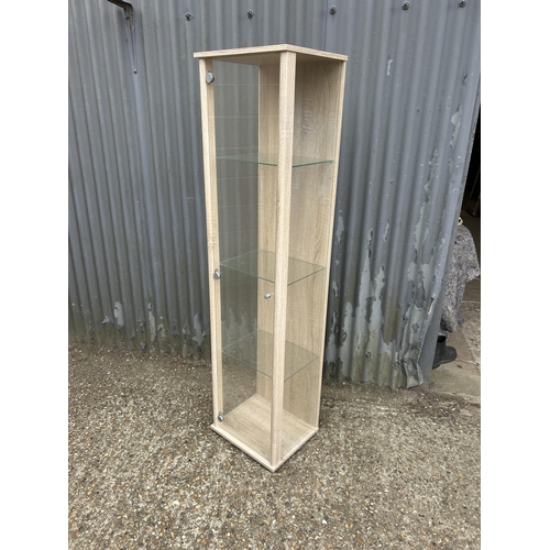 101 - A modern glass display case with three glass shelves 42x35x171