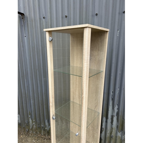 101 - A modern glass display case with three glass shelves 42x35x171