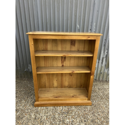 104 - A good quality pine open bookcase 90x30x110