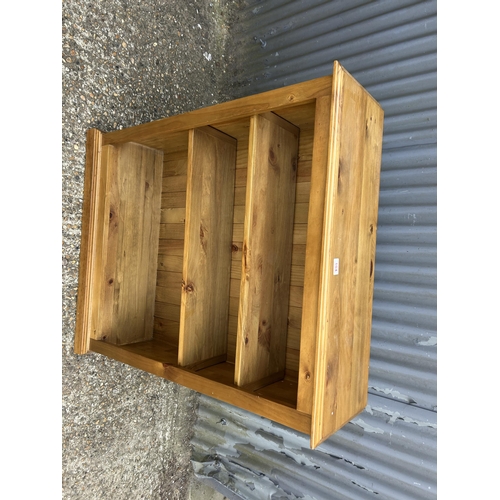 104 - A good quality pine open bookcase 90x30x110
