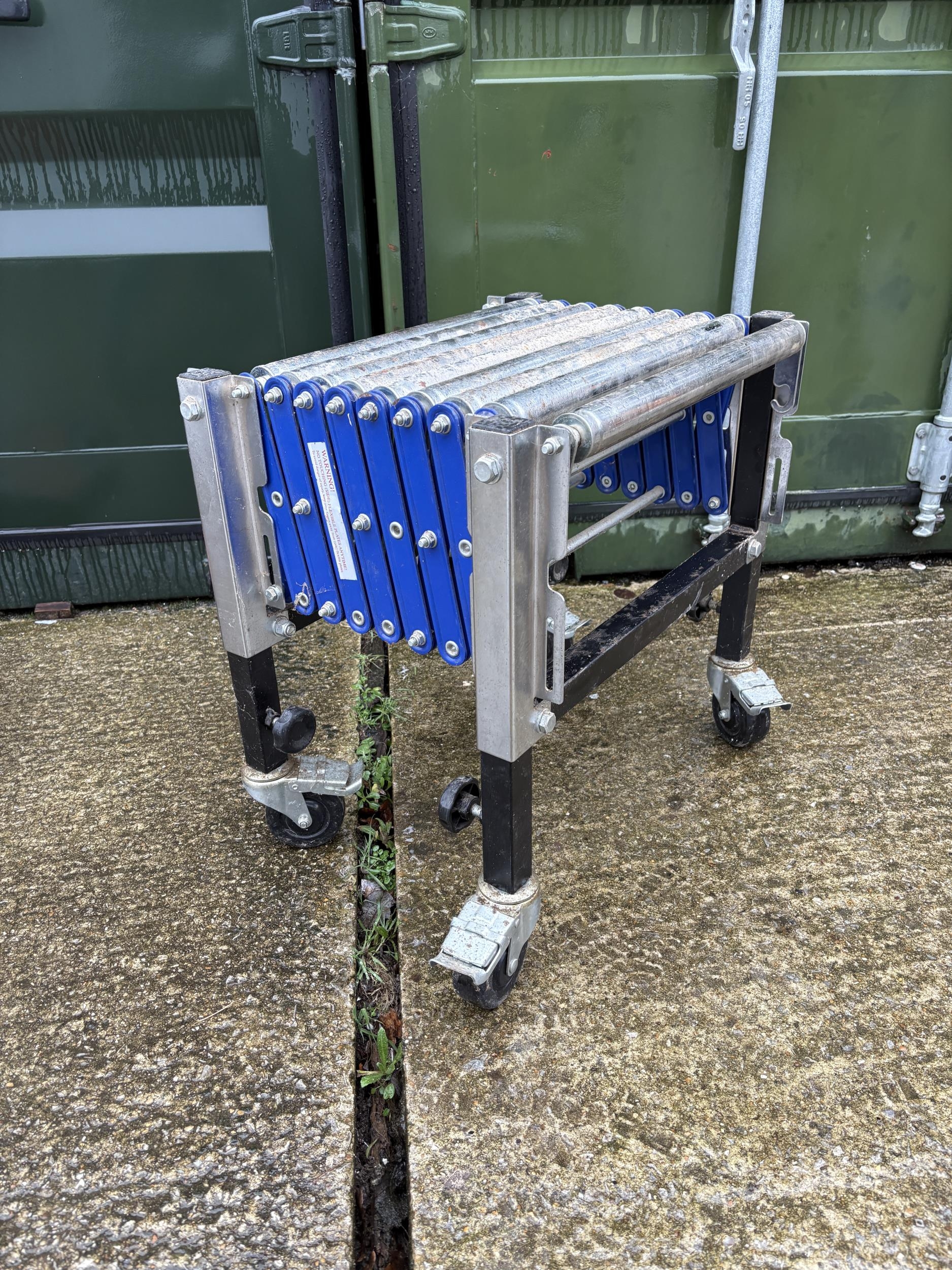 An expanding and extending workshop roller stand