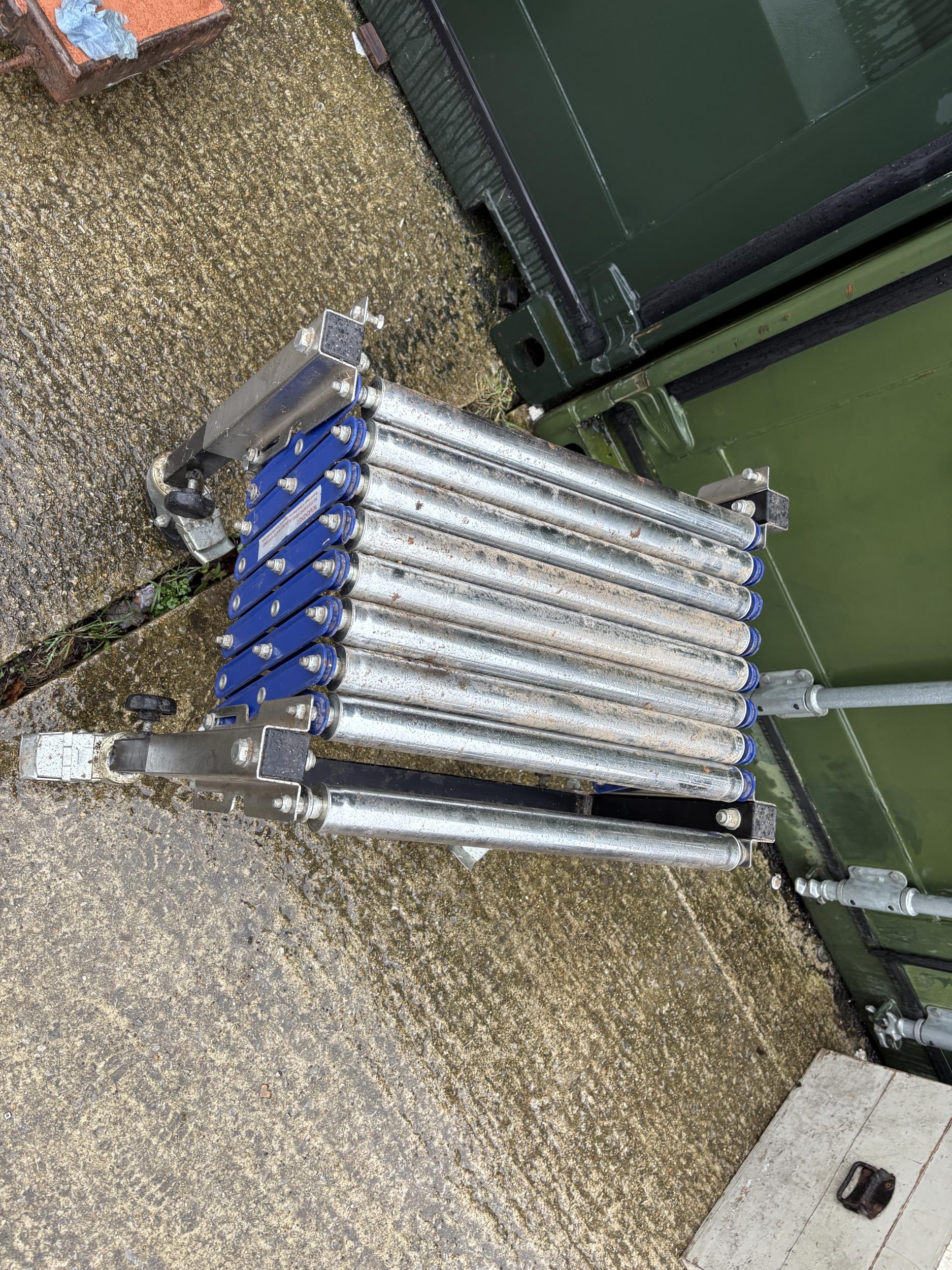 An expanding and extending workshop roller stand