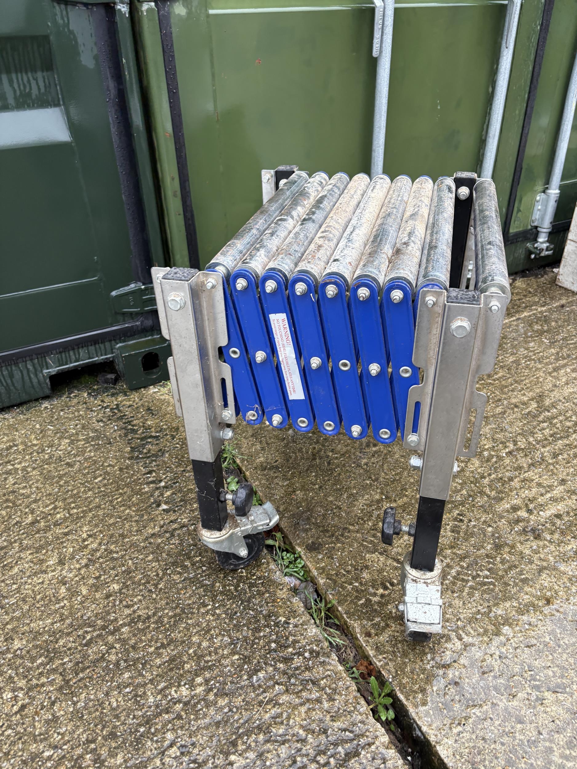 An expanding and extending workshop roller stand