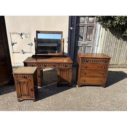 277 - A good quality 20th linenfold pattern oak bedroom suite consisting of a double wardrobe, chest of dr... 