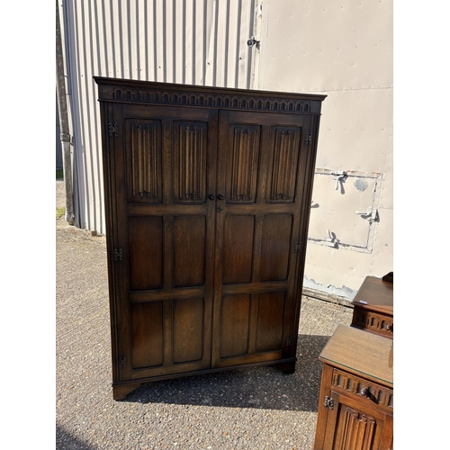 277 - A good quality 20th linenfold pattern oak bedroom suite consisting of a double wardrobe, chest of dr... 