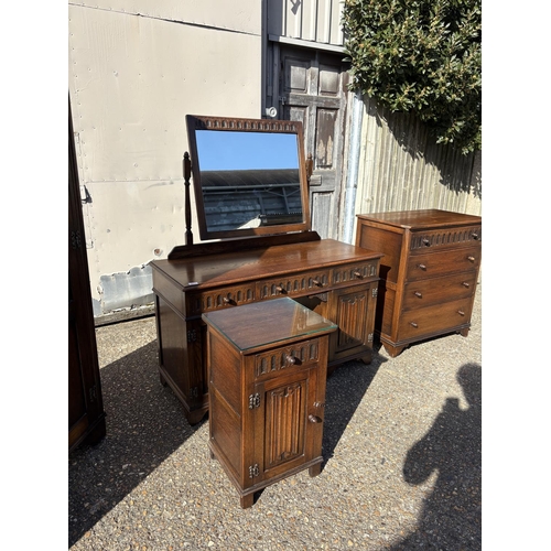 277 - A good quality 20th linenfold pattern oak bedroom suite consisting of a double wardrobe, chest of dr... 