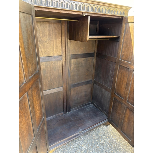 277 - A good quality 20th linenfold pattern oak bedroom suite consisting of a double wardrobe, chest of dr... 