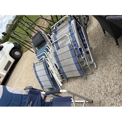 482 - A collection of 10 assorted folding garden chairs / sun loungers