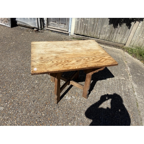 70 - A oak pedestal table 76x107x75