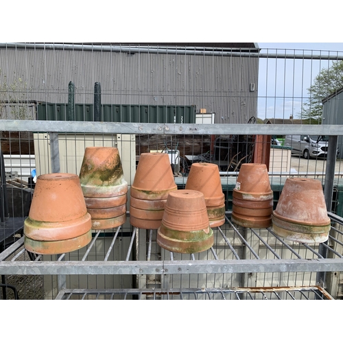522 - Collection of 20 Terracotta Pots, good used condition sizes, 19, 21 & 23 cms diameter