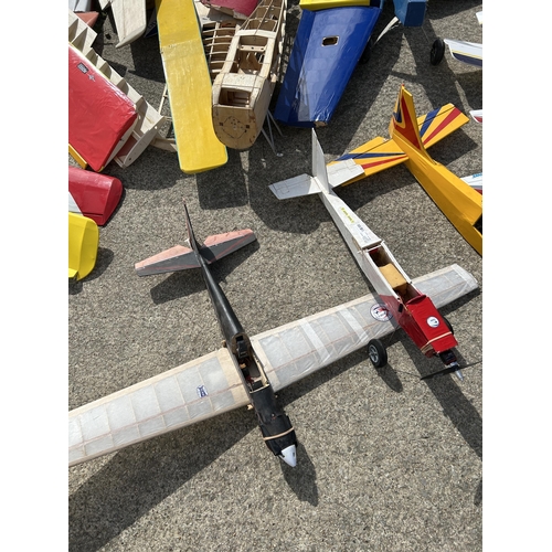 528 - Fifteen Model Planes a/f and large quantity of plane parts