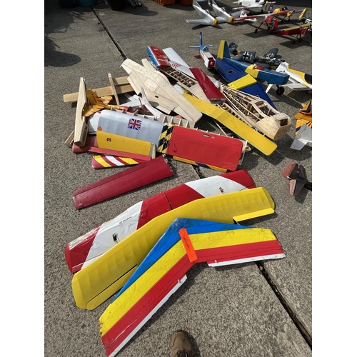 528 - Fifteen Model Planes a/f and large quantity of plane parts