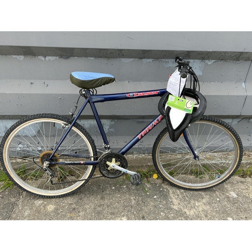 540 - Laser Triumph Cycle with seat cover and helmet