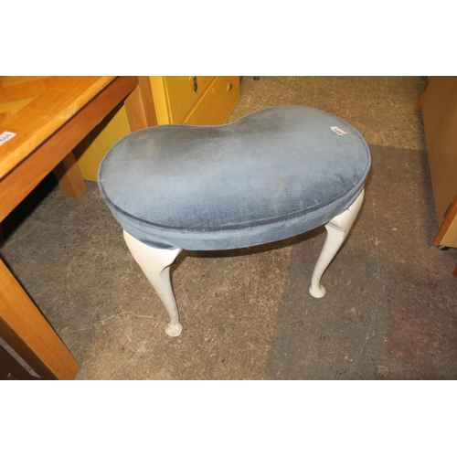 1487 - BOW LEGGED STOOL