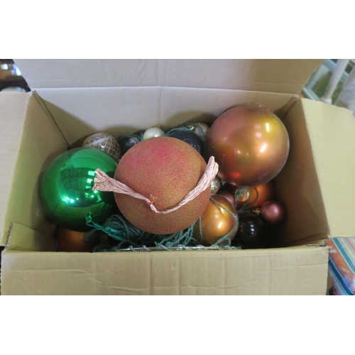 1634 - BOX OF CHRISTMAS DECS