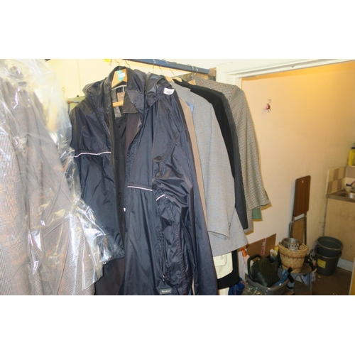 465 - SELECTION OF MENS COATS