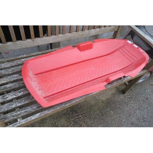 576 - RED PLASTIC SLEDGE/TABOGGAN