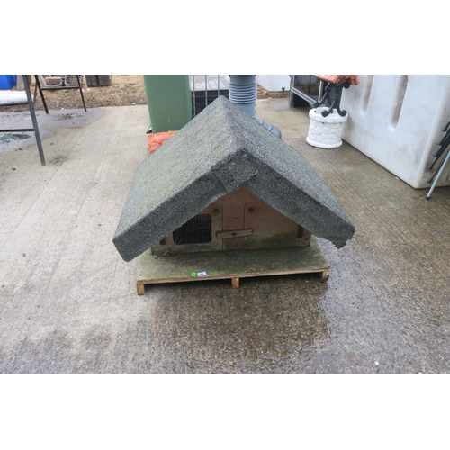 588 - LARGE RABBIT HUTCH