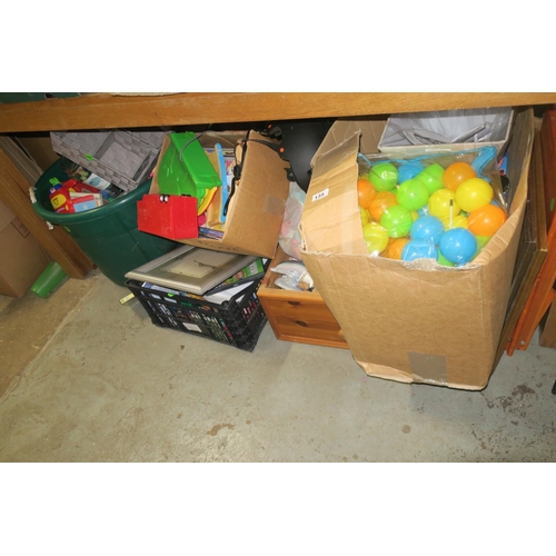 135 - BAY OF CLEARANCE ODDS- TOYS, CD'S, PICTURES ETC