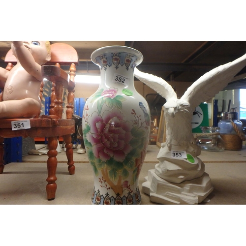 352 - ORIENTAL STYLE VASE