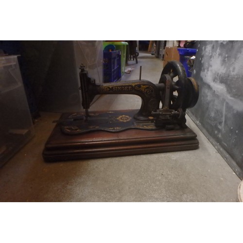 349 - VINTAGE SEWING MACHINE