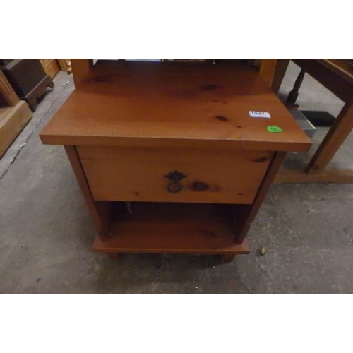 1521 - PINE SIDE TABLE