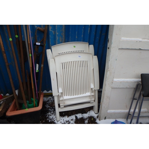 810 - 2 FOLDING PLASTIC GARDEN CHAIRS