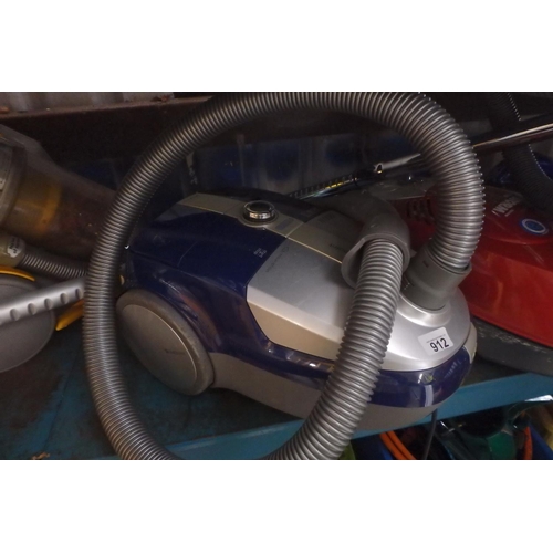 912 - HOTPOINT COMPACT VACUUM