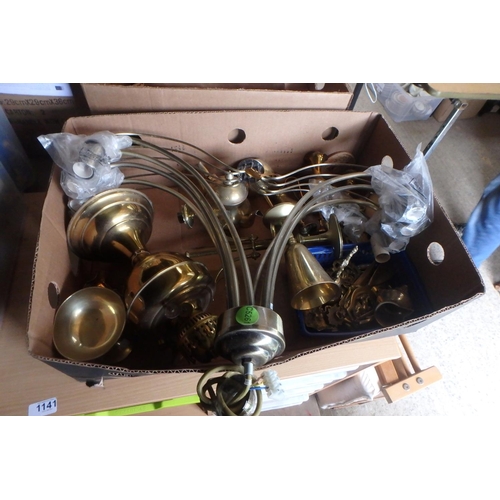 1139 - BOX OF BRASS ITEMS