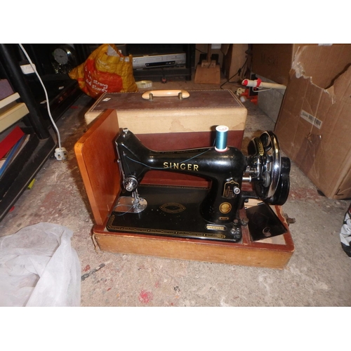 129 - VINTAGE SINGER SEWING MACHINE IN CASE