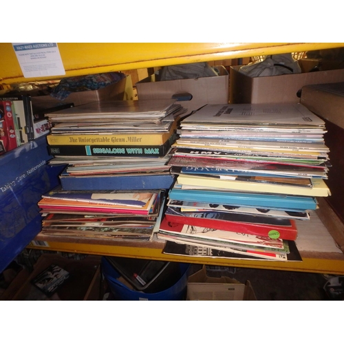 130 - LARGE BUNDLE OF VINYL RECORDS