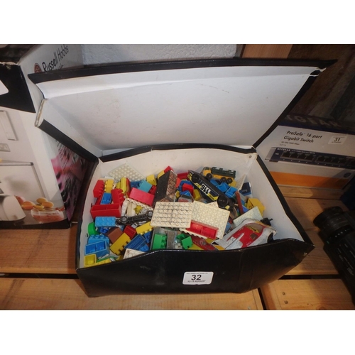 32 - SHOE BOX OF VINTAGE LEGO