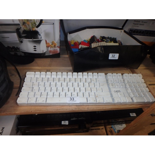 33 - APPLE KEYBOARD