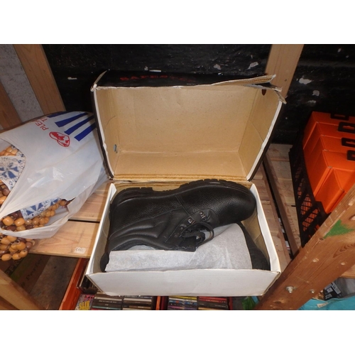 87 - STEEL TOP CAPPED SAFTEY BOOTS (SIZE 13)