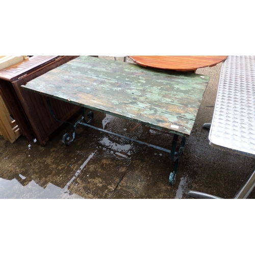 2294 - GARDEN TABLE