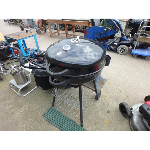 2 - 2 X BBQ ONE PORTABLE ONE FREE STANDING