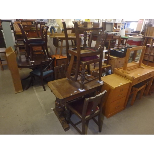 1800 - SMALL TABLE AND FOUR CHAIRS