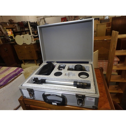 AKITA AT-R2000F CAMERA IN METAL CASE WITH TRIPOD ETC