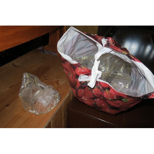 600S - BAG OF LAMP SHADE METAL HOLDERS