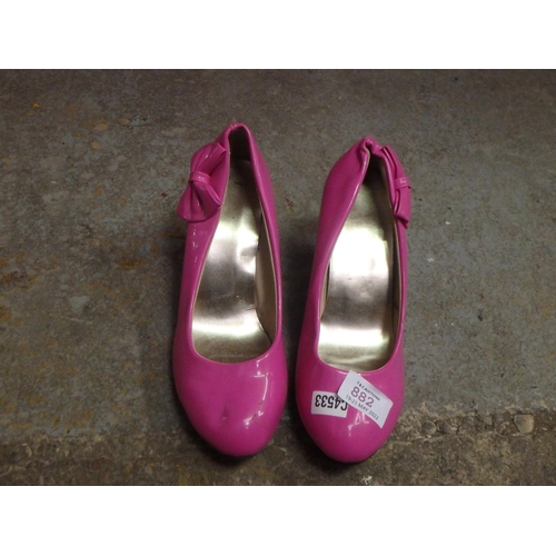 882 - PAIR OF PINK HIGH HEELS SIZE EU38