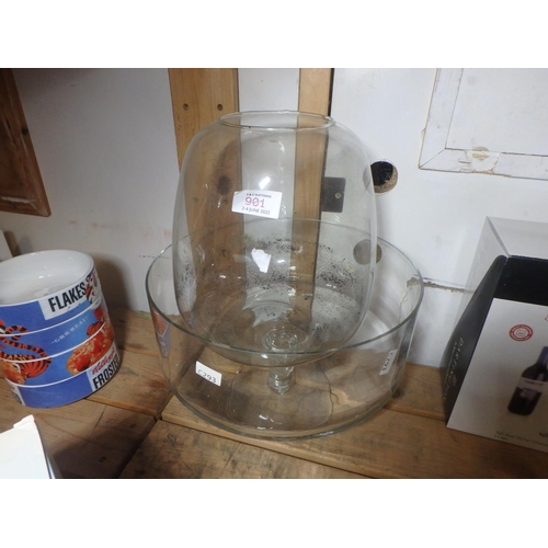 901 - FOOTED TRIFLE/FRUIT BOWL AND LARGE GLASS VASE