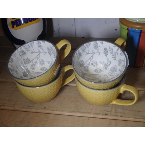 913 - BEE DESIGN MUGS X 4