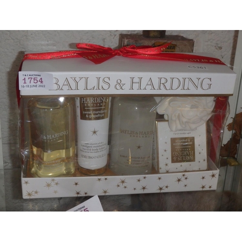 1754 - BAYLIS AND HARDING GIFT SET