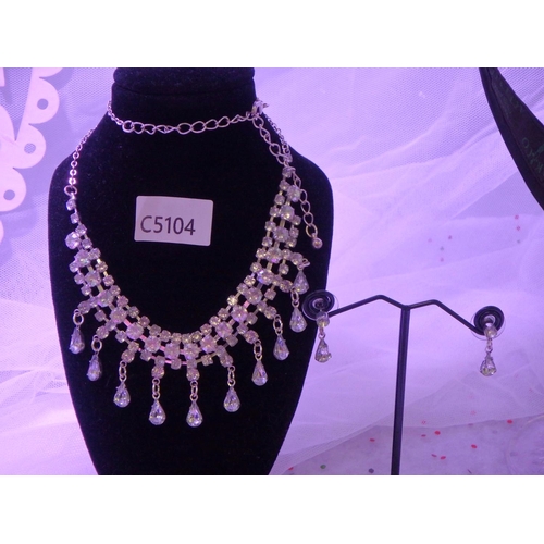 1538 - STUNNING DIAMONTE NECKLACE AND MATCHING EARRINGS , IDEAL FOR A BRIDE OR AND EVENING OUT ON THE TOWN