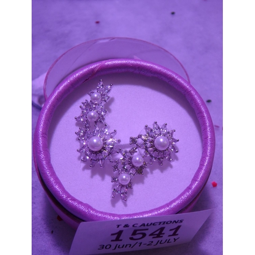 1541 - FLOWER DESIGN WITH NSET PEARL AND DIAMONTE DESIGN EARRINGS